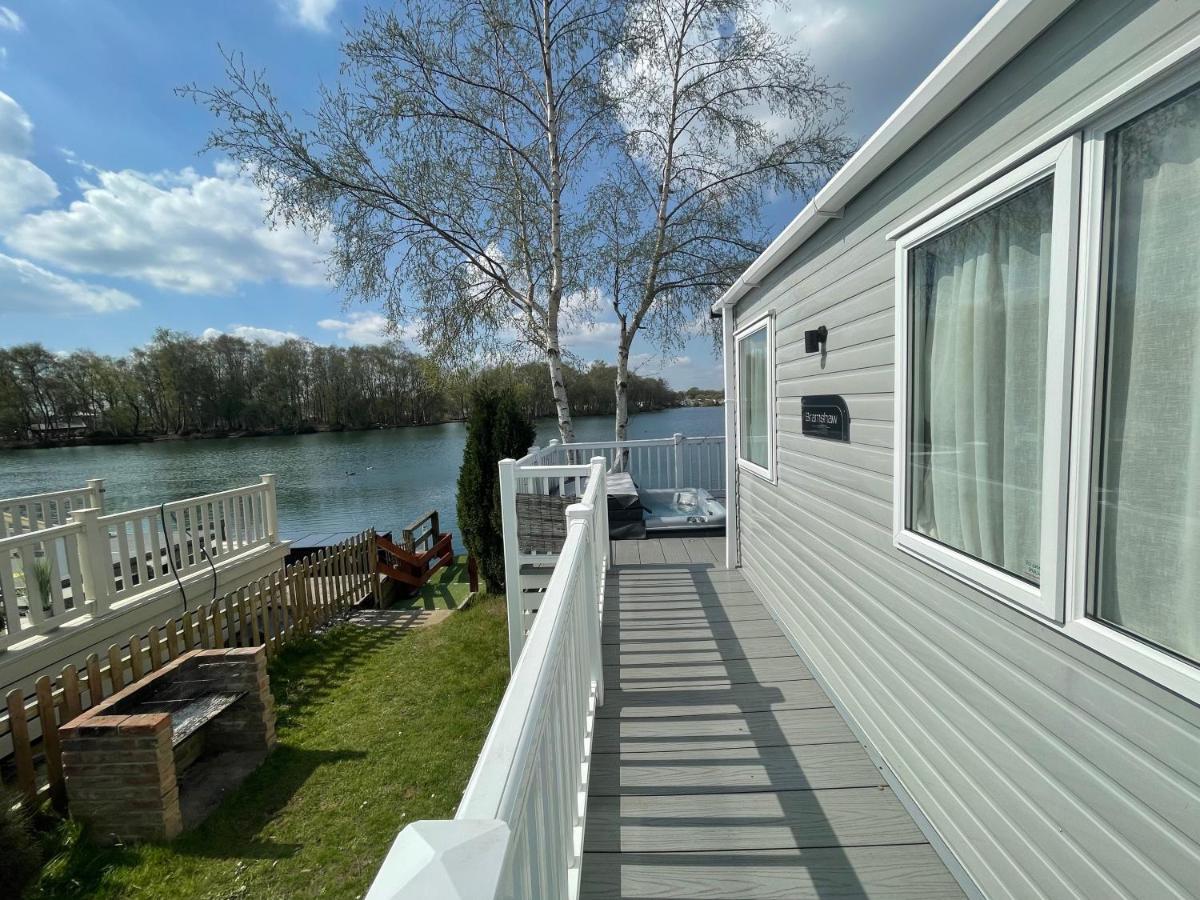 Lakeside Retreat 4 With Hot Tub, Private Fishing Peg Situated At Tattershall Lakes Country Park Exterior foto